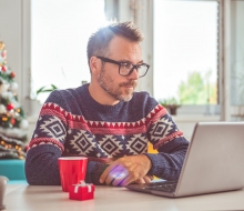 lavoratore con computer a Natale