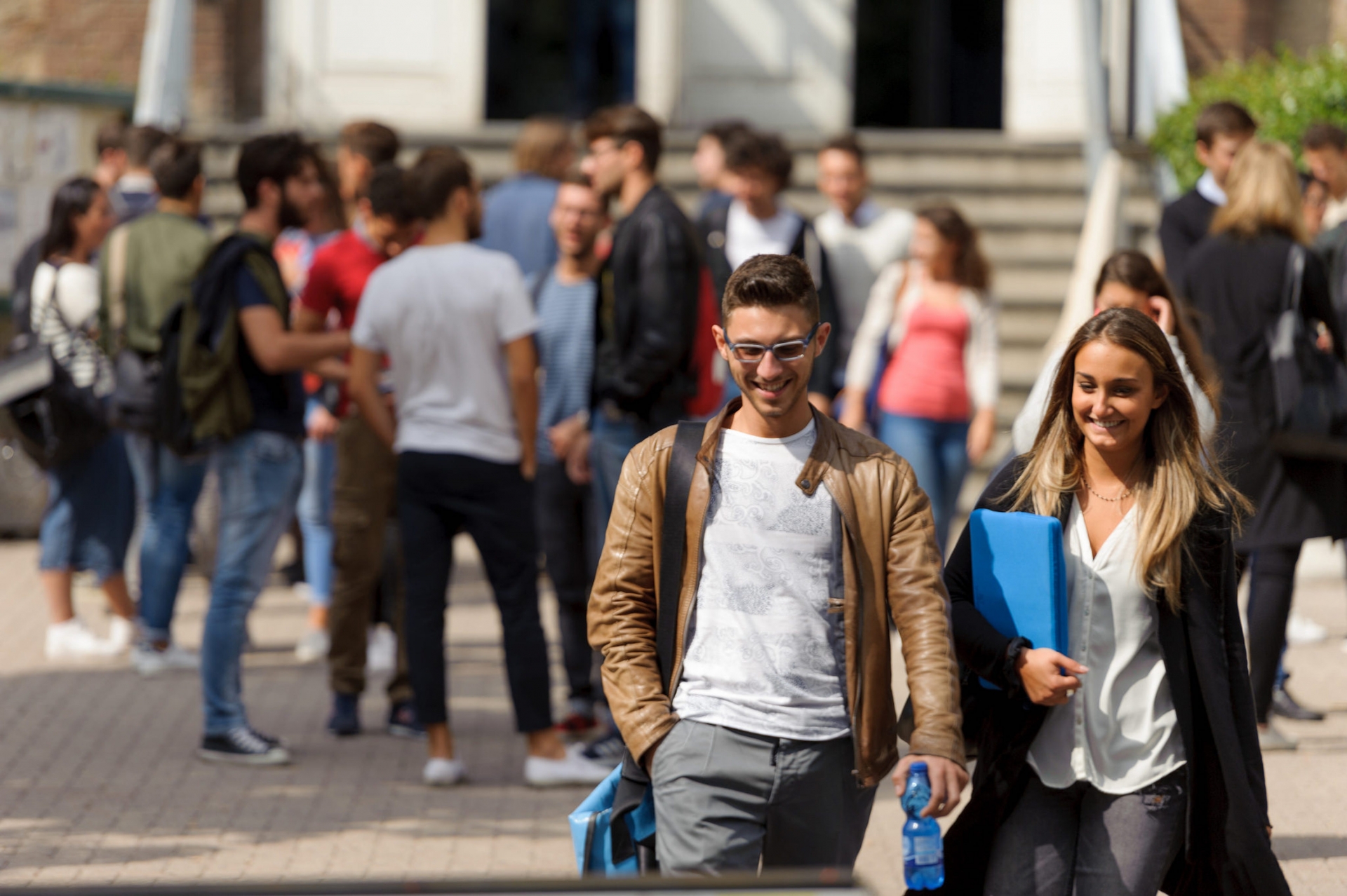 Due studenti uscendo dalla scuola