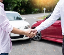 Vittima di incidente stradale stringe la mano al perito esperto di infortunistica stradale