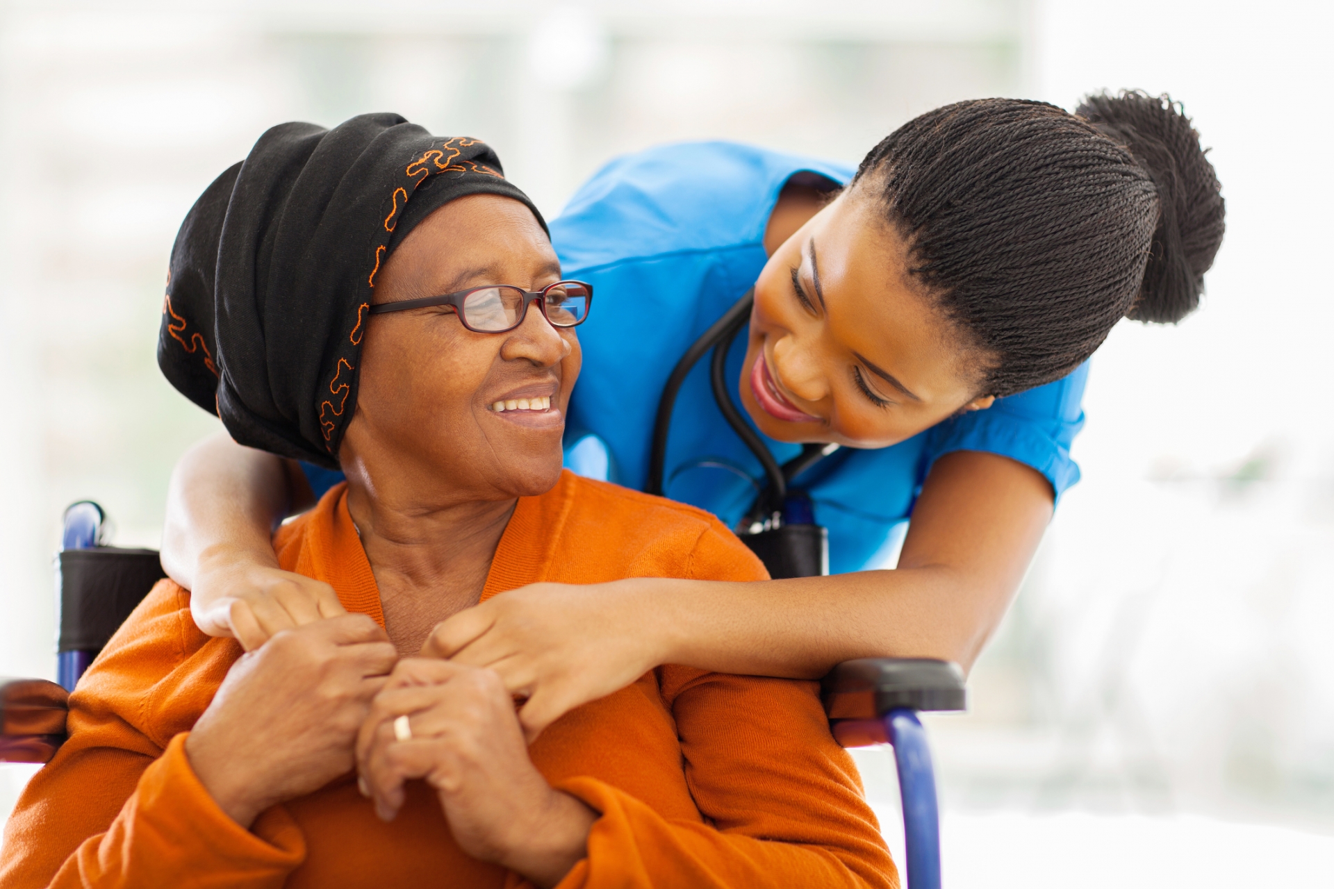 Giovane infermiera servizio sociale con una signora anziana