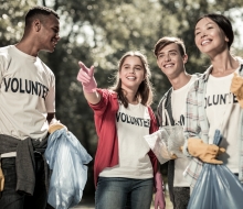 Giovani volontari di una ONG intervengono nella pulizia ambientale