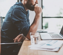 Ragazzo lavora nell'era digitale