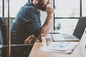 Ragazzo lavora nell'era digitale